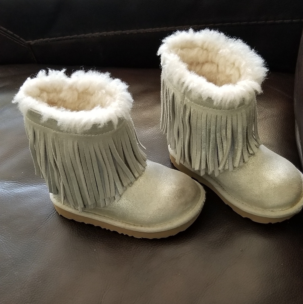 UGGS with fringes for a little girl. MAKE AN OFFER